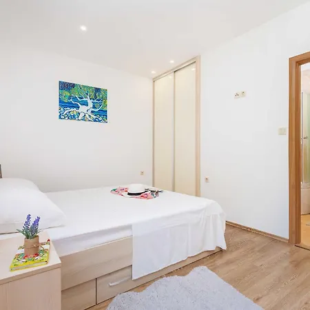 Holiday Ana's Paradise - Three Bedroom Holiday With Hot Tub And Terrace Mlini