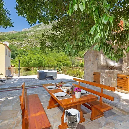 Holiday Ana's Paradise - Three Bedroom Holiday With Hot Tub And Terrace *