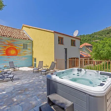 Holiday Ana's Paradise - Three Bedroom Holiday With Hot Tub And Terrace Mlini