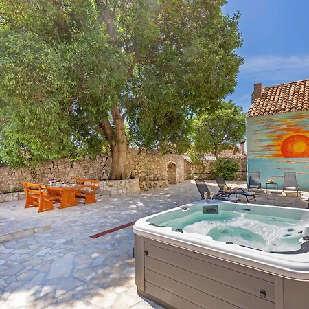 Holiday Ana's Paradise - Three Bedroom Holiday With Hot Tub And Terrace