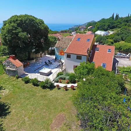 Holiday Ana's Paradise - Three Bedroom Holiday With Hot Tub And Terrace