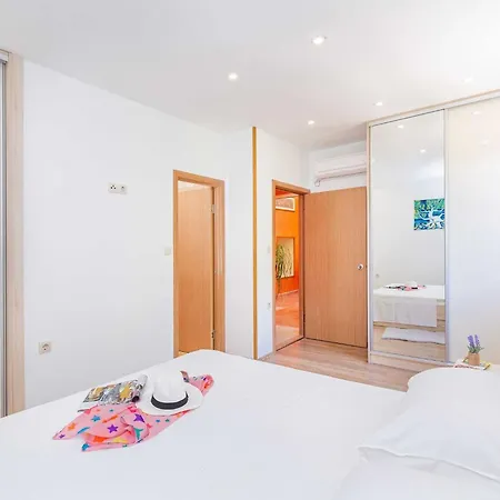 Vakantiehuis Holiday Ana's Paradise - Three Bedroom Holiday With Hot Tub And Terrace *