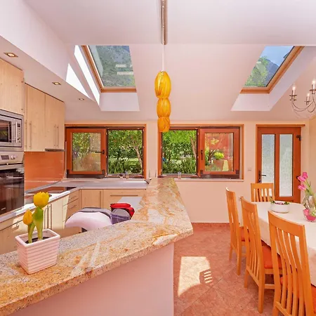 Vakantiehuis Holiday Ana's Paradise - Three Bedroom Holiday With Hot Tub And Terrace Mlini