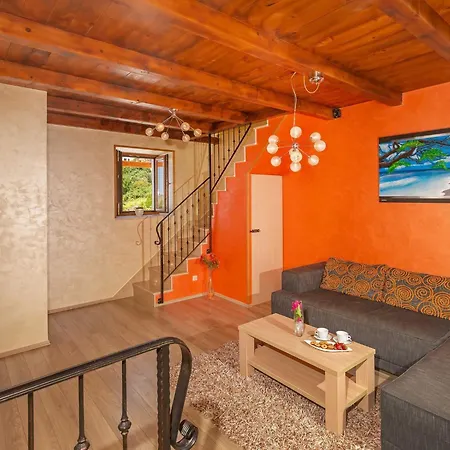 Holiday Ana's Paradise - Three Bedroom Holiday With Hot Tub And Terrace *