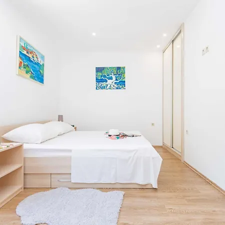 Holiday Ana's Paradise - Three Bedroom Holiday With Hot Tub And Terrace Mlini