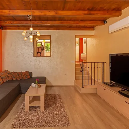 Holiday Ana's Paradise - Three Bedroom Holiday With Hot Tub And Terrace