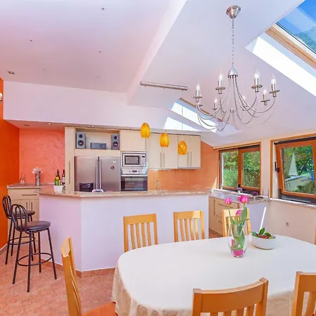 Holiday Ana's Paradise - Three Bedroom Holiday With Hot Tub And Terrace Vakantiehuis