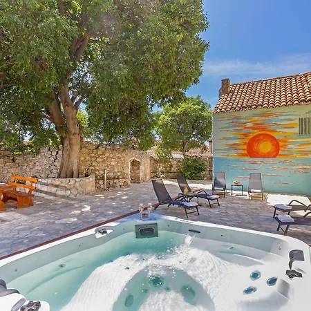 Vakantiehuis Holiday Ana's Paradise - Three Bedroom Holiday With Hot Tub And Terrace