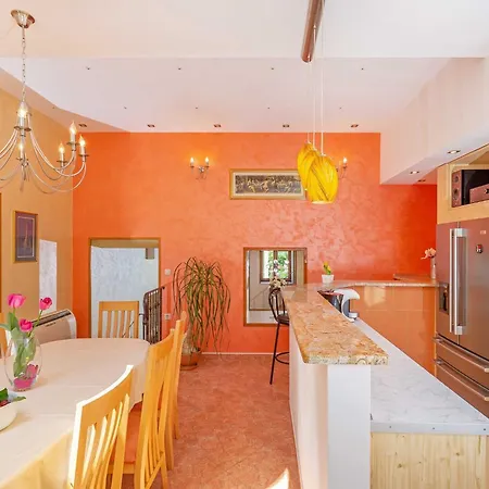 Holiday Ana's Paradise - Three Bedroom Holiday With Hot Tub And Terrace Vakantiehuis